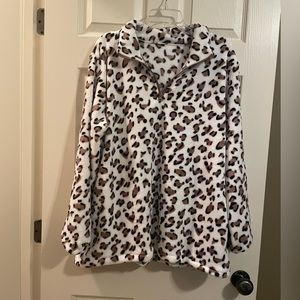 Very cute leopard print fleece with 1/4 zip and pockets.